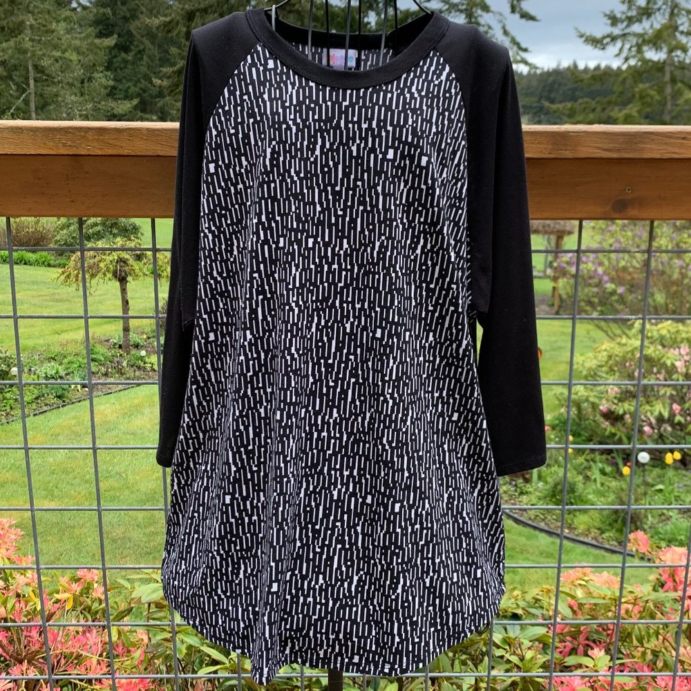 LuLaRoe Ladies 2XL Black & White Bar-Code Design Elbow Length Sleeve Tunic
